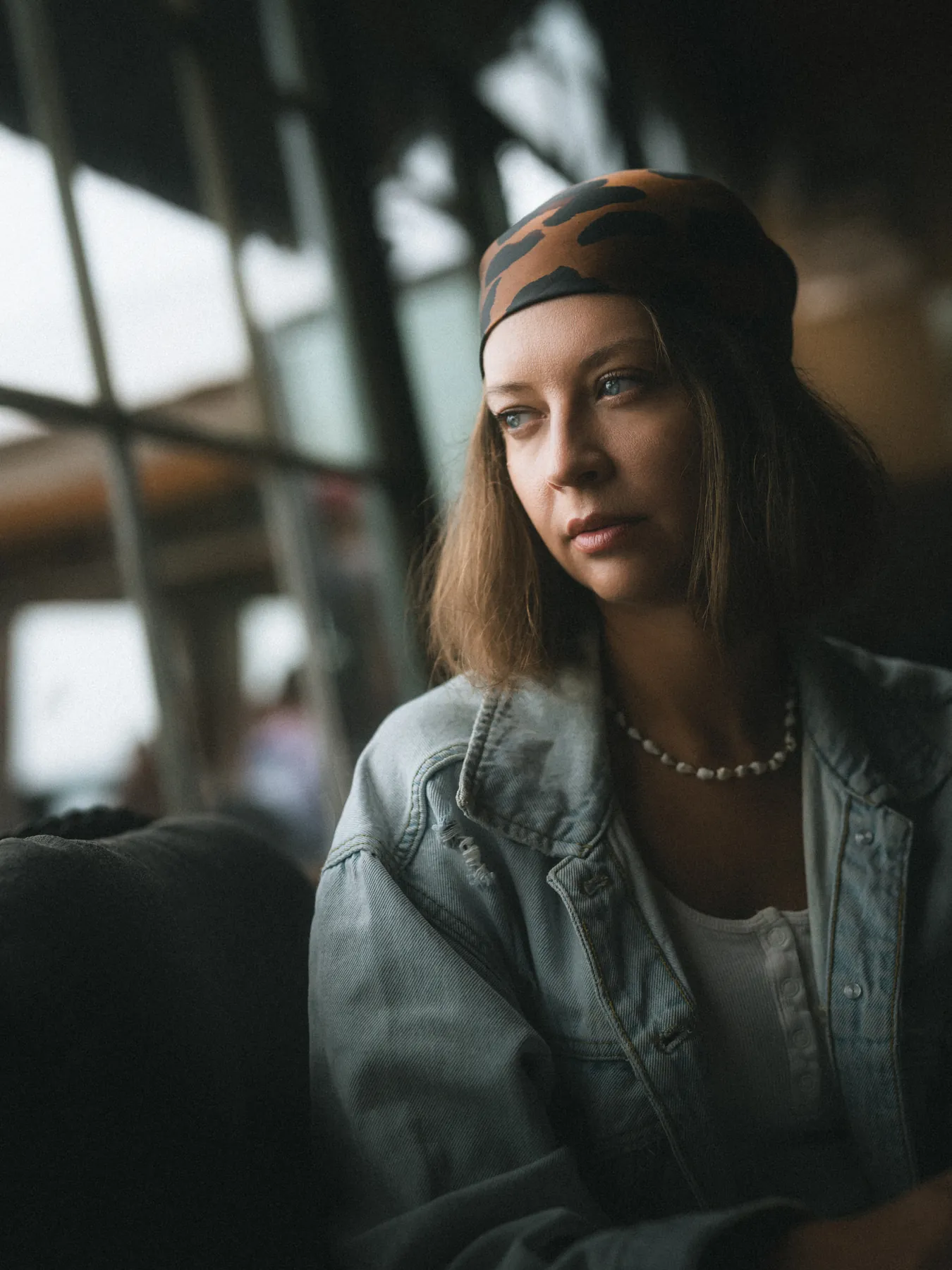 Portret kobiety w&nbsp;kurtce jeansowej, w&nbsp;półmroku