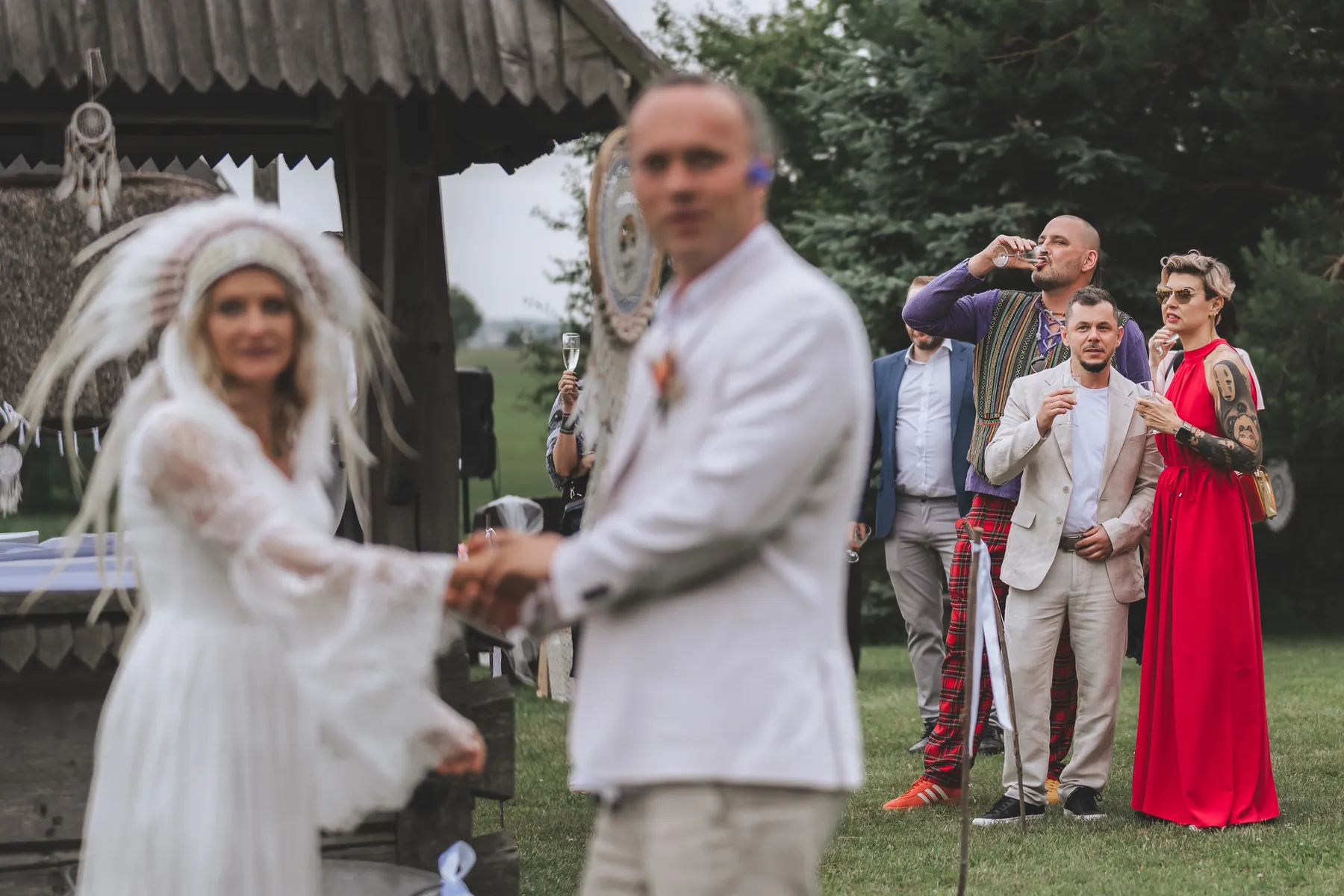 Ceremonia w plenerze, goście w tle